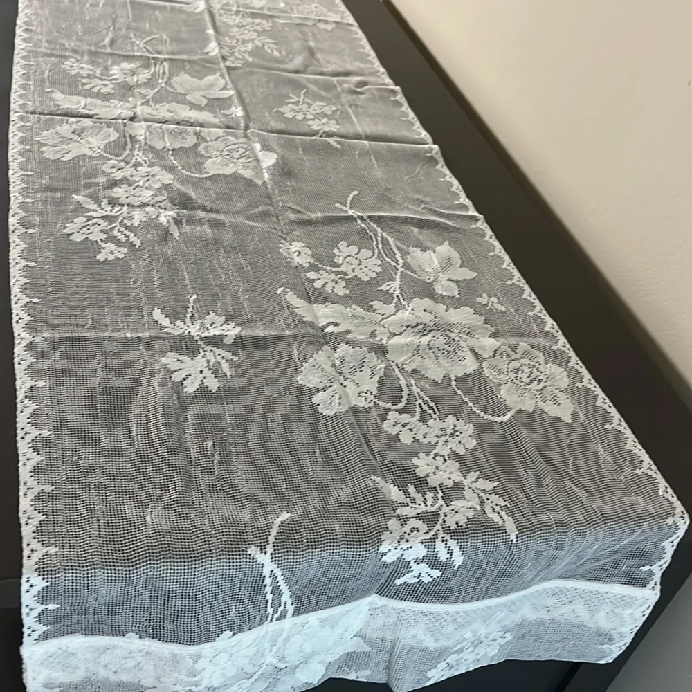 Heritage Lace table runner